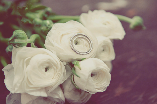white-rose-bouquet