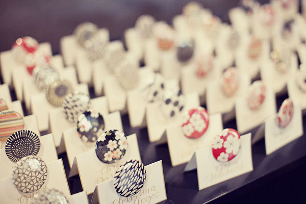 button-escort-cards